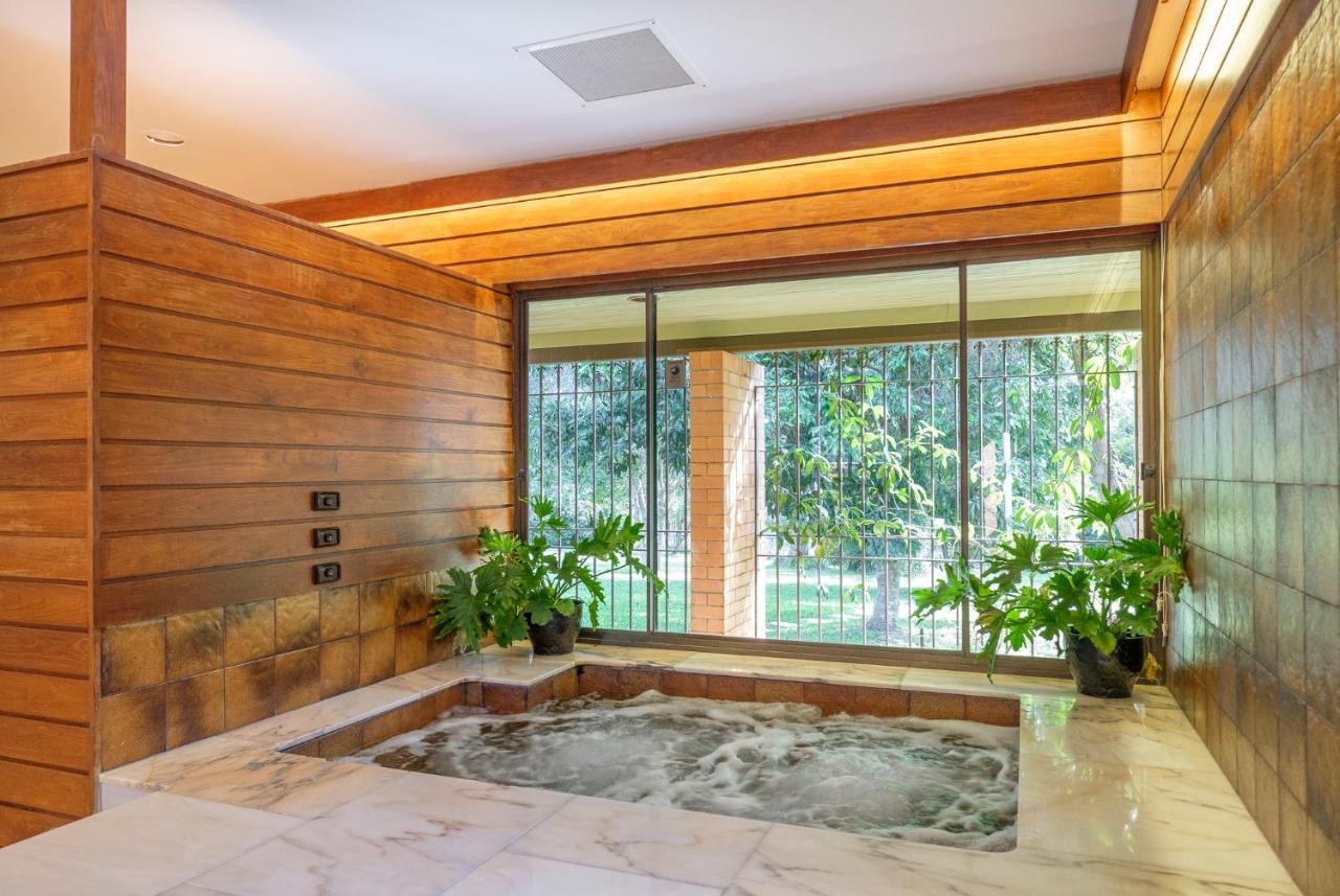 Spacious Hideaway Retreat, Brookfield, ブリスベン エクステリア 写真